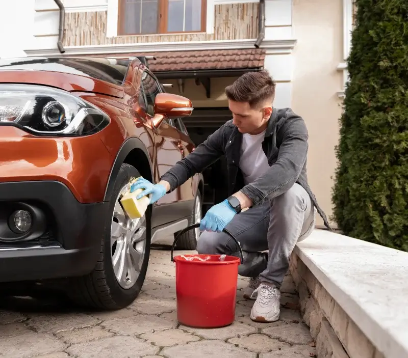 Lavage auto à domicile Saint-Alban-d'Ay : professionnel intervenant sur un véhicule